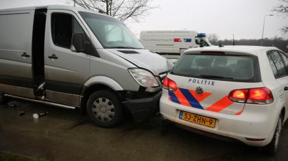 politie-rijdt-busje-klem-op-Roermondseweg-5