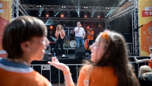 t-Zwaantje-Kingsday-op-de-nieuwe-markt-in-Weert-Johan-Horst-7