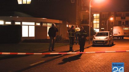 Een verwarde man dreigt zijn appartement op te blazen en heeft zichzelf op gesloten in een appartement van het Pius X-Hof in Weert.