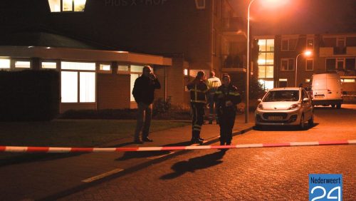 Een verwarde man dreigt zijn appartement op te blazen en heeft zichzelf op gesloten in een appartement van het Pius X-Hof in Weert.