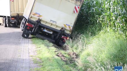 vrachtwagen-in-de-sloot-ospel-5401